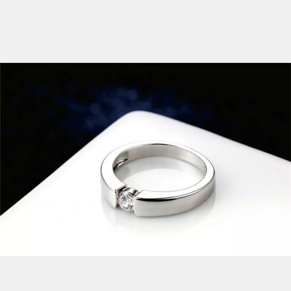 ❤️Woman's White sapphire band ring❤️ - Picture 7 of 9